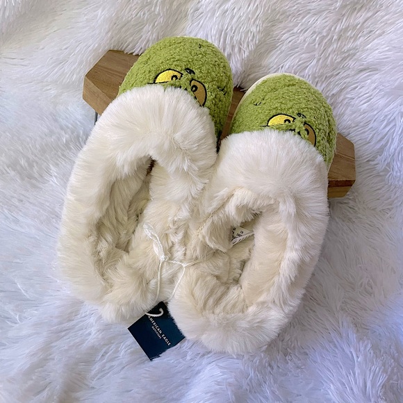 💚LAST ONE💚FINAL PRICE Grinch Slippers - Picture 3 of 10